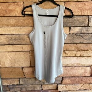 Under Armour light gray fitted ribbed tank top NWT Women Large